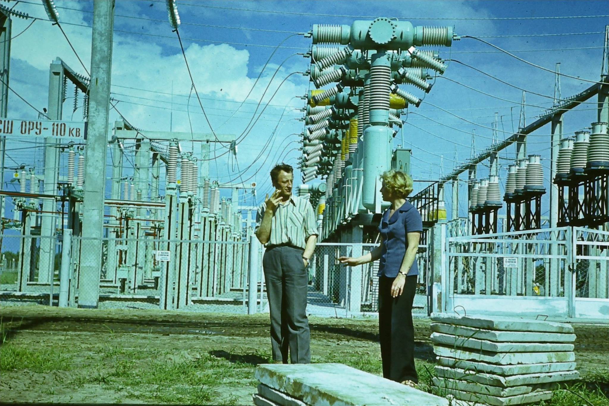 Rodzice Ludmyły Metelowej na terenie napowietrznej rozdzielni 330 kV.