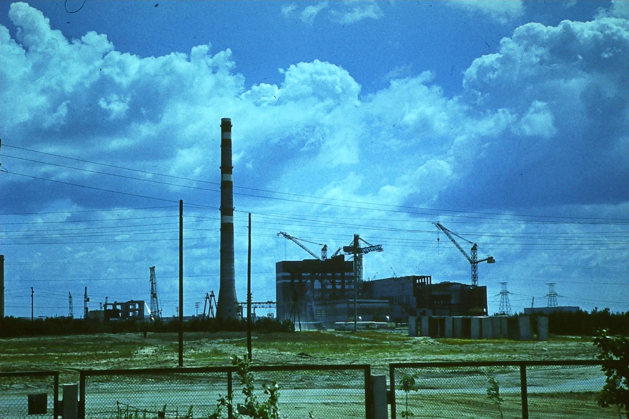 Widok na elektrownię strony zachodniej. W oddali (po prawej) budowa hali wysokoprężnych agregatów prądotwórczych diesla.