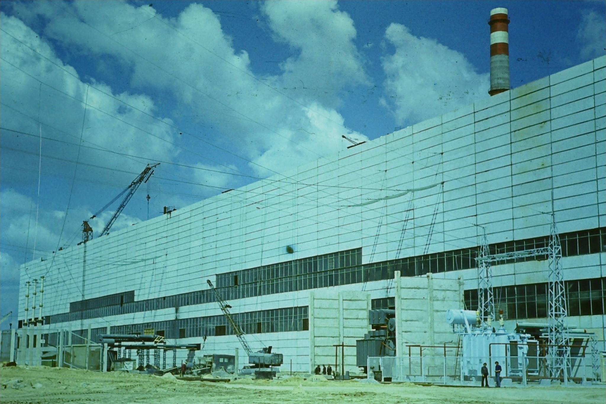 Na pierwszym planie budowa zewnętrznych stacji transformatorowych, w tle budynek maszynowni 
