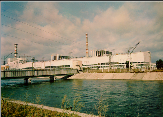 1981. Widok na Czarnobylską Elektrownię Jądrową od strony kanału wlotowego wody chłodzącej do stacji pomp.  (fot. autor nieznany)