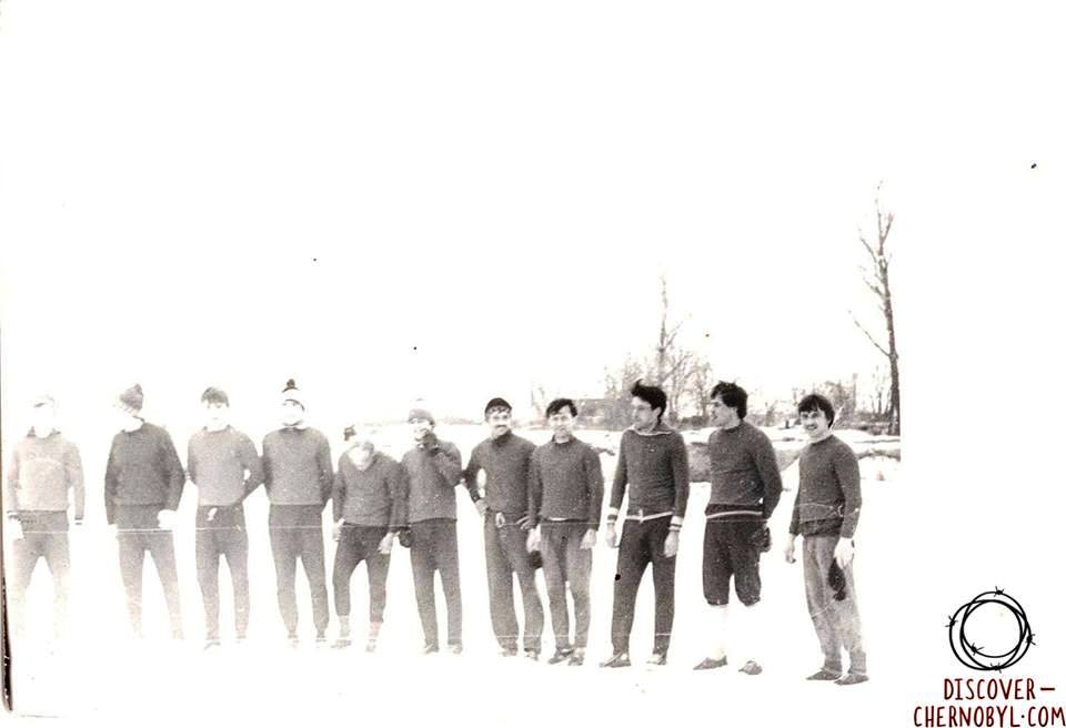 Sezon 1983. Zespół „Budowlanych” przed treningiem w miejscu gdzie za kilka miesięcy zostanie wybudowany nowy stadion. Drugi od prawej to kapitan zespołu - Walentin Litwin.