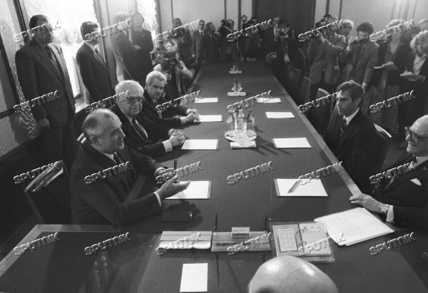 15 maja 1986. Oficjalne spotkanie Sekretarza Generalnego KC KPZR Michaiła Gorbaczowa (z lewej) z dr Robertem Galem i Armandem Hammerem (z prawej).
