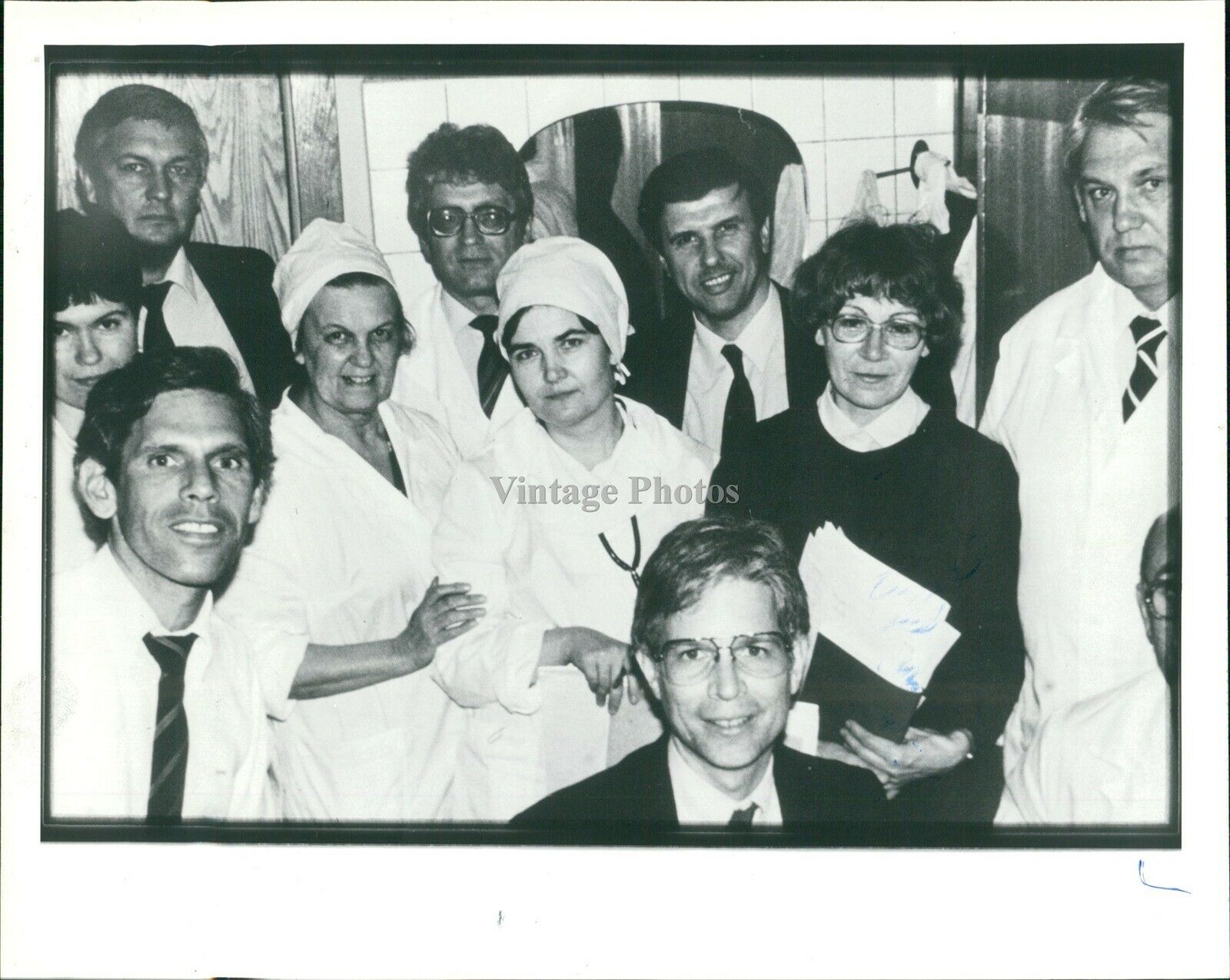 Zespół amerykańsko-radzieckich lekarzy z Instytutu biofizyki Szpitala Klinicznego nr VI w Moskwie. Wśród nich Robert Gale (w pierwszym rzędzie z lewej), Dr. Richard Champlin (w pierwszym rzędzie obok Galea) oraz Angelina Guśkowa (w drugim rzędzie druga z lewej)